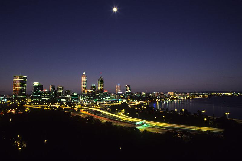 CS149mw.jpg - Perth at night from Kings Park