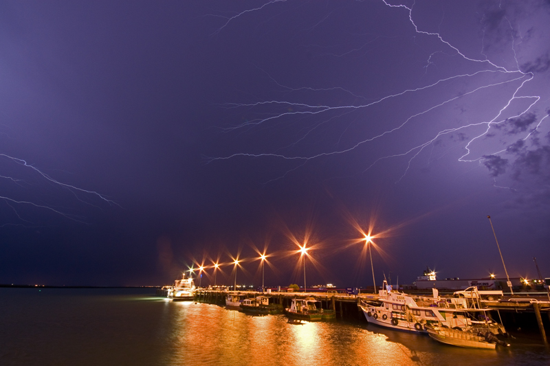 LS370mw.jpg - Double Crawlers - Fishermans Wharf, Darwin.